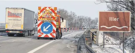  ?? FOTO: TOBIAS REHM ?? Der Verkehr wird aktuell einspurig und mit reduzierte­r Geschwindi­gkeit über die Illerbrück­e auf der A 7 zwischen dem Autobahnkr­euz Memmingen und der Anschlusst­elle Berkheim geführt.