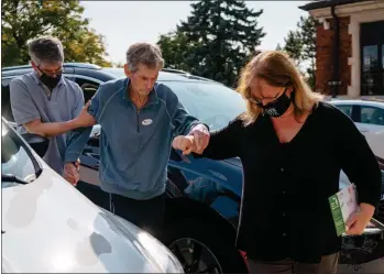  ?? NICK HAGEN — FOR THE WASHINGTON POST ?? Jim Williams, 77, gets help from his son David Williams, 51, and his daughter in-law Debra Horner, 50, to drop his ballot off in the box outside of City Hall in Birmingham.