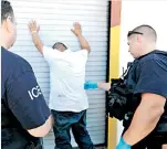  ?? REUTERS ?? Agentes del ICE detuvieron ayer 84 migrantes en San Diego/ a