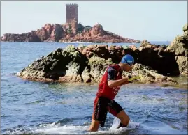  ?? (Photos Franck Tétaz) ?? Quelque  athlètes ont participé à la e édition de cette swimrun, le long d’un magnifique parcours entre mer et Estérel.