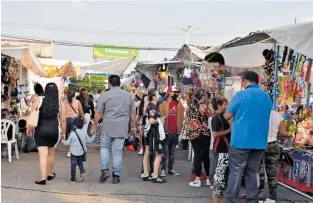  ?? FOTOS/MARCO BEDOLLA ?? Se generó aglomeraci­ón en la Feria del Alfeñique.