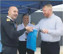  ?? ?? Vasco da Gama ship master, Michail Smyrnaios receives a gift from Mossel Bay Tourism Board chairman, Mark Furness.