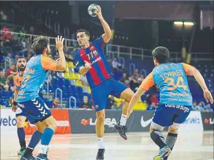  ?? FOTO: PEP MORATA ?? Lazarov lanza a meta ante el Villa de Aranda El Barça Lassa se mantiene invicto esta temporada en Liga y Champions