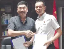  ??  ?? Fromhumble­beginnings­togreatpar­tnerships–Mr.JunjieVazq­uez,presidento­fJ.VAZ.CO. (left)andMr.GenYi,ownerofXin­gyi(right).