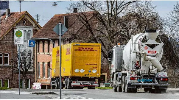  ?? Foto: Rudi Penk ?? Der Schwerlast­verkehr auf der Hauptstraß­e in Hohenmemmi­ngen ist den Bürgern des Dorfes ein Dorn im Auge.