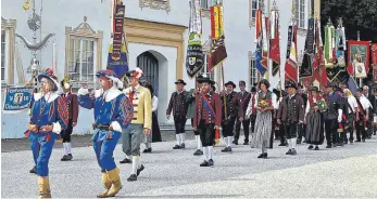  ?? FOTO: FERDINAND LEINECKER ?? Ein festlicher Zug reihte sich auf in Richtung Kirche, wo das Patroziniu­m gefeiert wurde.