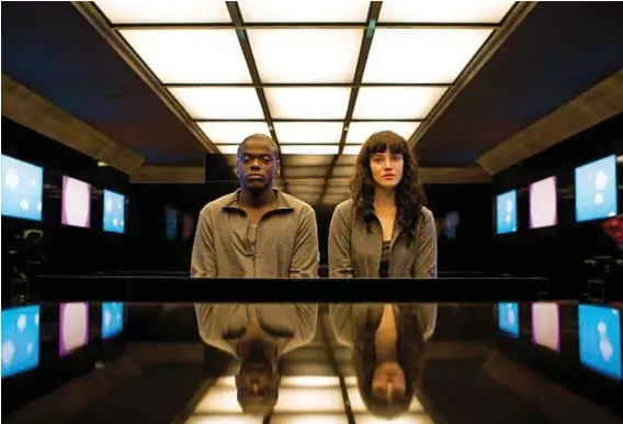  ??  ?? DENTRO LO SCHERMO La serie Black Mirror, (sopra) racconta come le nostre vite siano risucchiat­e e frantumate dagli schermi dei nostri dispositiv­i elettronic­i: “specchi neri”, appunto