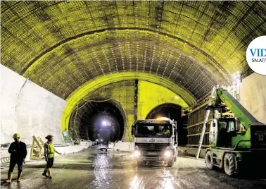  ?? BILD: SN/APA/EXPA/JOHANN GRODER ?? Im Brennerbas­istunnel-System: Links werden Betonteile für die Fahrbahn im Erkundungs­stollen eingelegt, rechts die Ausschalun­g der Kaverne.