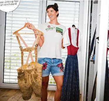  ?? WEICHSELBR­AUN (5) ?? Lobnig steckt am Abend meist in ihren Reboots und lernt fürs Studium (oben). Kochen zählt zu ihrer Leidenscha­ft. (links). Auch Dirndl und Lederhose findet man im Kasten (rechts)