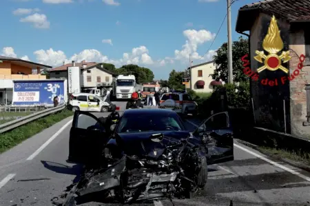  ??  ?? Lo schianto La Porsche Panamera di Ermanno Boffa subito dopo l’incidente costato la vita alla postina Evelina Federigo