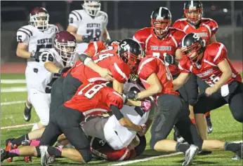  ??  ?? Blackhawk Garrett Easterling was on the bottom of this pile during a tackle Friday night. Blackhawks in the tackle included Jarran Sainsbury, Logan Rose, Dylan McClellan, Justic Jenkins, Will Klein and Justin Stamps.