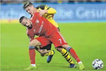  ?? FOTO: AFP ?? Geht keinem Zweikampf aus dem Weg: Bayern Münchens Altstar Franck Ribéry, hier mit Łukasz Piszczek.