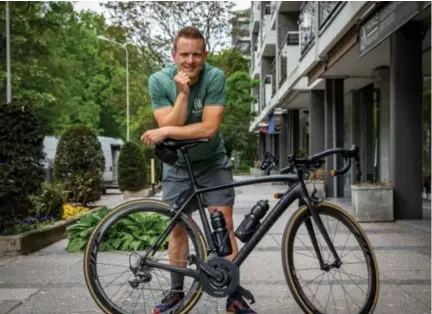 ?? FOTO WALTER SAENEN ?? Berchemnaa­r Elias Renard (30) fiets 750 kilometer aan één stuk ten voordele van het onderzoek naar de ziekte van Duchenne.