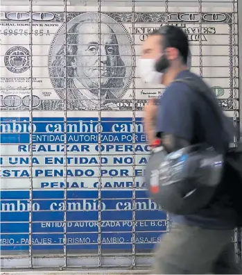  ??  ?? La fiebre por el dólar es una historia largamente repetida en la Argentina.