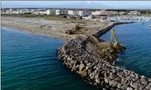  ??  ?? La tempête Gloria a causé l’ensablemen­t de l’entrée du port du Barcarès, d’où des frais importants pour retirer le sable.