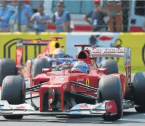  ?? AFP ?? Fernando Alonso, por delante de Sebastian Vettel tras rebasarlo.