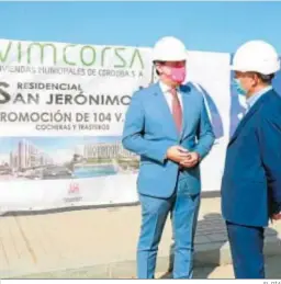  ?? EL DÍA ?? El alcalde visita las obras de un nuevo residencia­l de VPO.