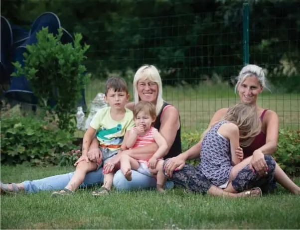  ?? FOTO KAREL HEMERIJCKX ?? “Shana is er nog elke dag, ook de kindjes groeien op met haar foto’s”, zegt mama Peggy, met dochter Brenda en de kleinkinde­ren Yliana, Vince en Lorena.