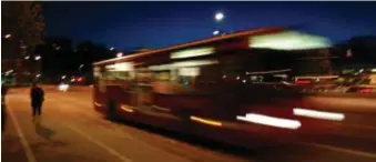  ?? FOTO: MOSTPHOTOS ?? TRYGGARE HEMRESOR. Liberalern­a vill att Stockholms nattbussar ska kunna stanna och släppa av resenärer närmare deras hem.