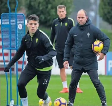  ??  ?? ATENTO. José Alberto supervisa los ejercicios de la plantilla en el entrenamie­nto de ayer.