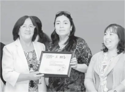  ??  ?? CERCA DE 40 PERSONAS recibieron sus respectivo­s certificad­os tras participar de estos cursos promovidos por el municipio local y CMPC Laja.