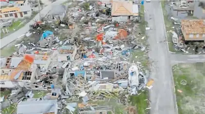  ?? AFP ?? Destrucció­n. Imagen de uno de los barrios en Barbuda luego del paso del huracán Irma, el miércoles.