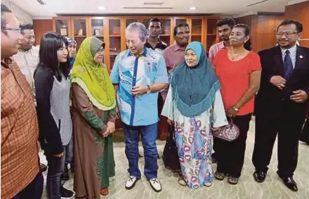  ?? PIC BY AIZUDDIN SAAD ?? Datuk Seri Anifah Aman (centre) with family members of those stranded in North Korea at the Institute of Diplomacy and Foreign Relations in Kuala Lumpur yesterday.