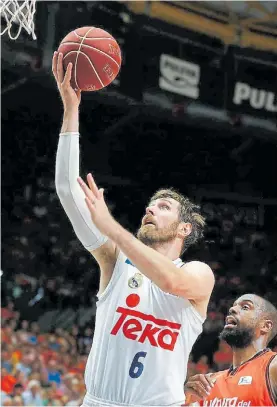  ?? PRENSA REAL MADRID ?? En lo alto. Andrés Nocioni enamoró desde la actitud.