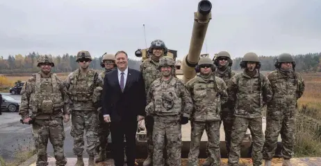  ?? FOTO: DPA ?? US-Außenminis­ter Mike Pompeo (4.v.li.) besuchte US-Soldaten im oberpfälzi­schen Grafenwöhr.
