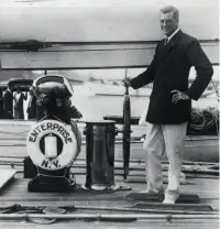  ?? ?? Harold S. Vanderbilt remporte, en 1930, la Coupe de l’America, à bord de l’« Enterprise ».