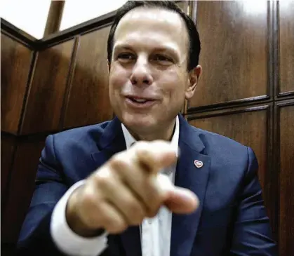  ?? Marlene Bergamo/Folhapress ?? O prefeito de São Paulo, João Doria (PSDB), concede entrevista em sala de reuniões da prefeitura; tucano afirma que ex-presidente Lula é o candidato a ser derrotado em 2018, esteja ou não impedido de concorrer