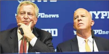  ?? JAMES KEIVOM / DAILY NEWS ?? Mayor de Blasio and Police Commission­er James O'Neill (right) release crime figures.