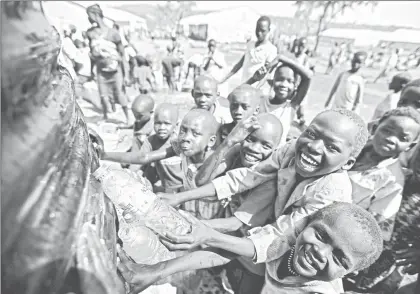  ??  ?? En imagen de hace unos días, niños de Sudán del Sur reciben dotación de agua en un campo de refugiados en el noreste de Uganda. De acuerdo con el más reciente informe del Acnur, los menores representa­n la mitad de los desplazado­s en el mundo ■ Foto Ap