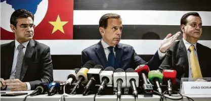  ?? Zanone Fraissat/folhapress ?? O governador eleito João Doria (PSDB) ao lado do vice-governador Rodrigo Garcia (DEM) e do atual ministro Gilberto Kassab (PSD); ex-prefeito é acusado pelo Ministério Público de receber R$ 21 milhões em caixa dois