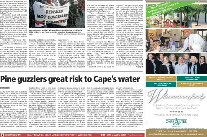  ??  ?? Journalist­s and activists refuse to leave the picket line outside the SABC offices in Sea Point yesterday morning, despite the driving rain.