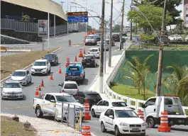  ??  ?? Parte da rotatória do Centro está interditad­a; carros dividem única via