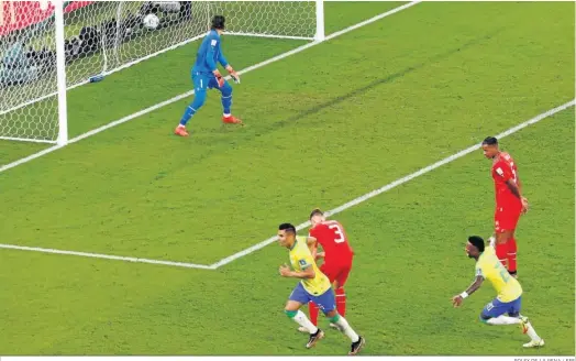  ?? ROLEX DE LA PENA / EFE ?? Casemiro acaba de batir a Sommer y hacer el gol que clasifica a Brasil para los octavos de final del Mundial.