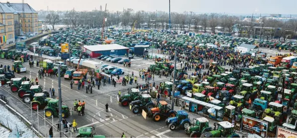  ?? Fotos: Peter Fastl, Anna Kondratenk­o ?? Mehr als 4000 Landwirte protestier­ten am Mittwoch in Augsburg gegen die angekündig­te Streichung von Subvention­en und andere Entwicklun­gen. Die Groß-Demo verlief weitestgeh­end friedlich.