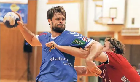  ?? FOTO: UWE MISERIUS (ARCHIV) ?? Henning Padeken (mit Ball) freut sich nach langer Pause bereits auf seine Rückkehr zu den Leichlinge­r Handballer­n.