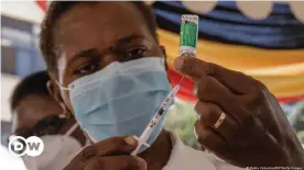  ??  ?? Afrika steht vor zwei Problemen: Entweder es mangelt an Impfstoff oder er kann nicht verimpft werden