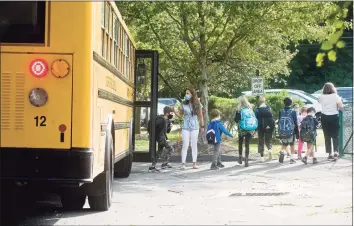  ?? Scott Mullin / For Hearst Connecticu­t Media ?? Kids arrive for the first day of school at Coleytown Elementary School on Sept. 8.