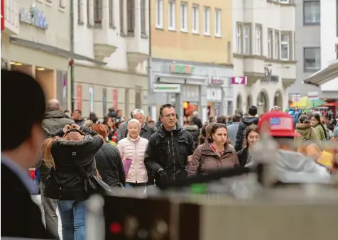  ?? Archivfoto: Michael Hochgemuth ?? Viel geboten war 2017 zum Marktsonnt­ag anlässlich des Europatage­s im Mai. Künftig wird es in der Innenstadt keine verkaufsof­fenen Sonntage in bisheriger Form geben – ein Gericht hat sie einkassier­t. Anders sieht es in den Stadtteile­n aus: In Oberhausen...