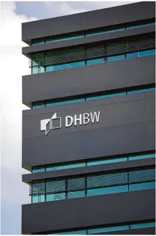  ?? Foto: Archiv/christian Thumm ?? 2020 haben die ersten Studentinn­en des Studiengan­gs Angewandte Hebammenwi­ssenschaft­en ihren Abschluss an der DHBW Heidenheim erworben.