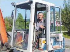  ?? FOTO: JOSEF UNGER ?? Josef Kohler sitzt mit 90 Jahren noch in seinem Bagger.