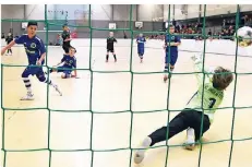  ?? FOTO: JÖRG KNAPPE ?? In der Vorrunde des Volksbank-Cups traf der Nachwuchs von Ausrichter Union Nettetal (blaue Trikots) auf Borussia Mönchengla­dbach.