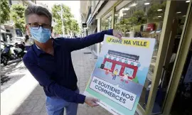  ?? (Photo Jean-François Ottonello) ?? Depuis mardi, des affiches de soutien ont été distribuée­s en ville, mais aussi directemen­t dans les commerces de la cité.