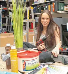  ?? FOTO: MARTINA DIEMAND ?? Als Schaufenst­erdekorate­urin braucht die Deutsche Meisterin Ronja Pfeiffer aus Oberstaufe­n täglich Farbe, Stoff, Deko-Artikel und ihren Werkzeugko­ffer.
