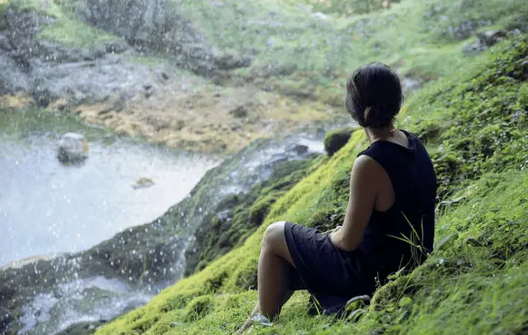  ??  ?? Una delle scene più significat­ive del film; la corsa della protagonis­ta, Lucia, sotto la pioggia, in mezzo a una natura accidentat­a, ma carica di meraviglia