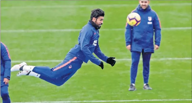  ??  ?? DE CABEZA. Diego Costa ejecutó este remate en uno de los ejercicios de ayer en el entrenamie­nto. El delantero está afinando la puntería y quiere estar listo para el Atleti-Barça.