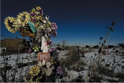  ?? MATTHEW JONAS — STAFF PHOTOGRAPH­ER ?? A roadside memorial is seen near the intersecti­on of Niwot Road and U.S. 287 in Boulder County on Thursday. The intersecti­on has seen multiple fatal crashes over the years.